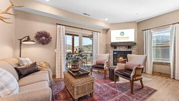 Cabin, nhiều giường, bồn tắm nước nóng, quang cảnh núi (Timberline Hideaway) | Khu phòng khách