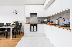 Classic Apartment, Balcony, Courtyard View | Private kitchen | Electric kettle - Lumina 3-rooms apart with balcony (Łódź)