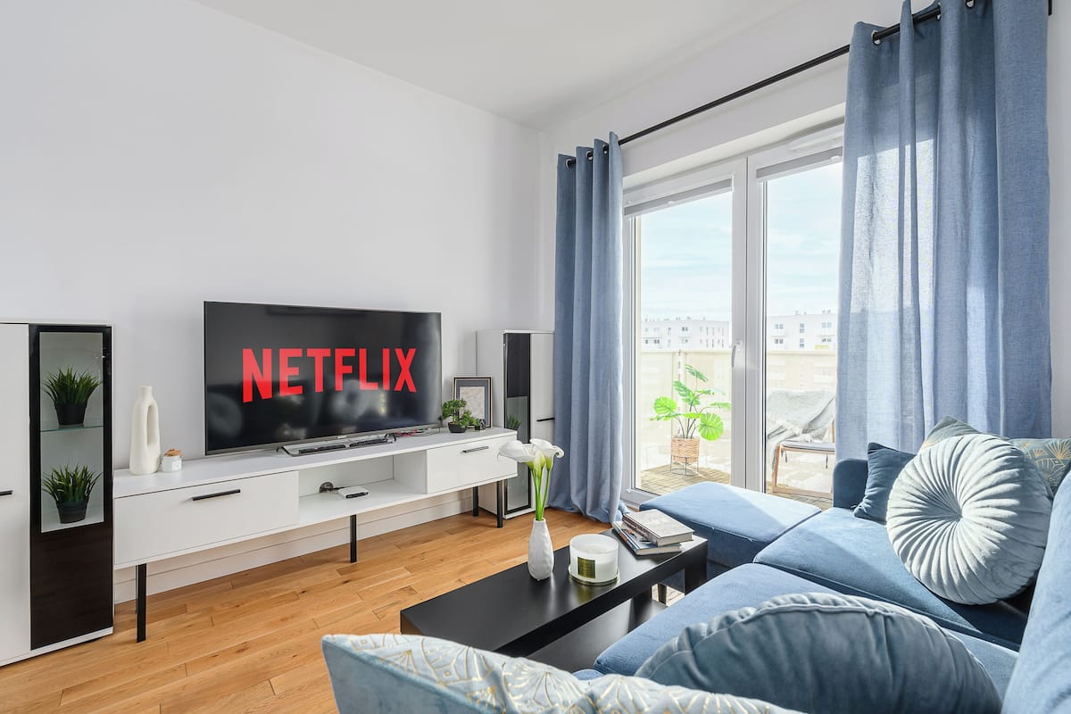 Departamento clásico, balcón, vista al patio | Área de sala de estar | Televisión LCD de 40 pulgadas con canales digitales