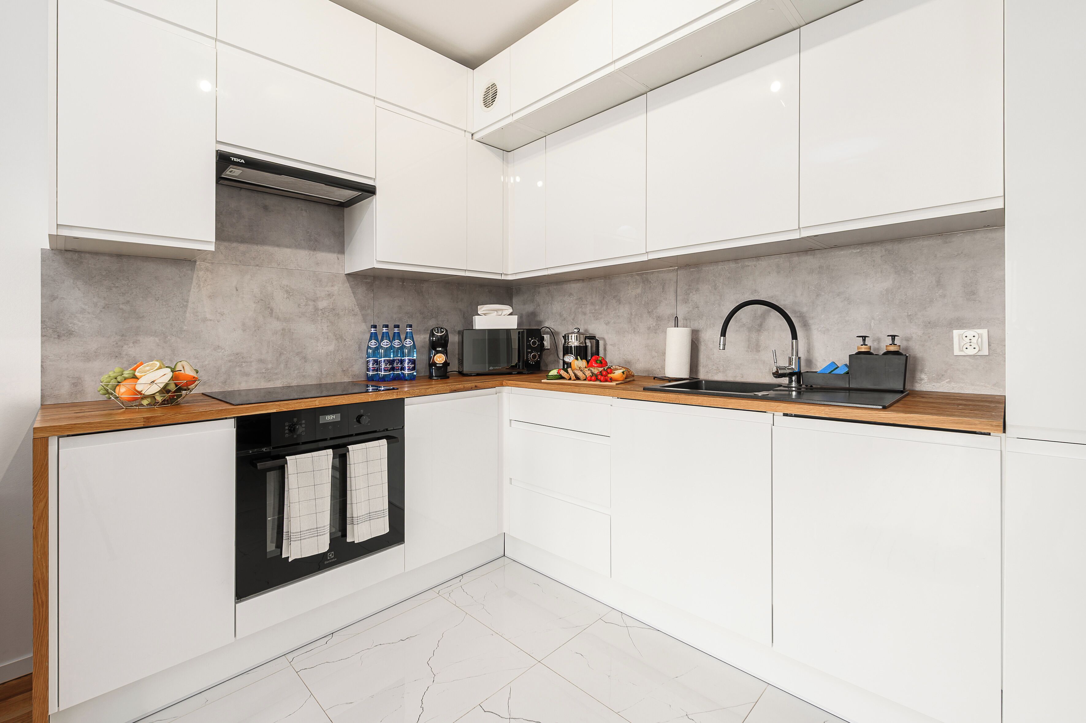 Classic Apartment, Balcony, Courtyard View | Private kitchen | Electric kettle