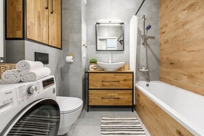 Classic Apartment, Balcony, Courtyard View | Bathroom - Lumina 3-rooms apart with balcony (Łódź)