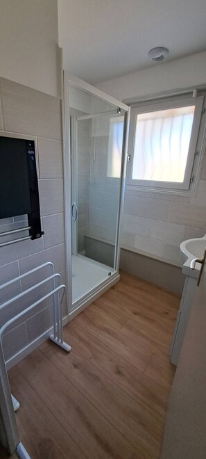Dusche, Haartrockner, Handtücher, Seife