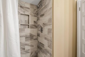 Douche, sèche-cheveux, serviettes fournies