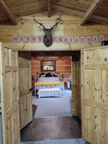 Forest Cabin Retreat - Sleeps 2 - Garden & Wifi