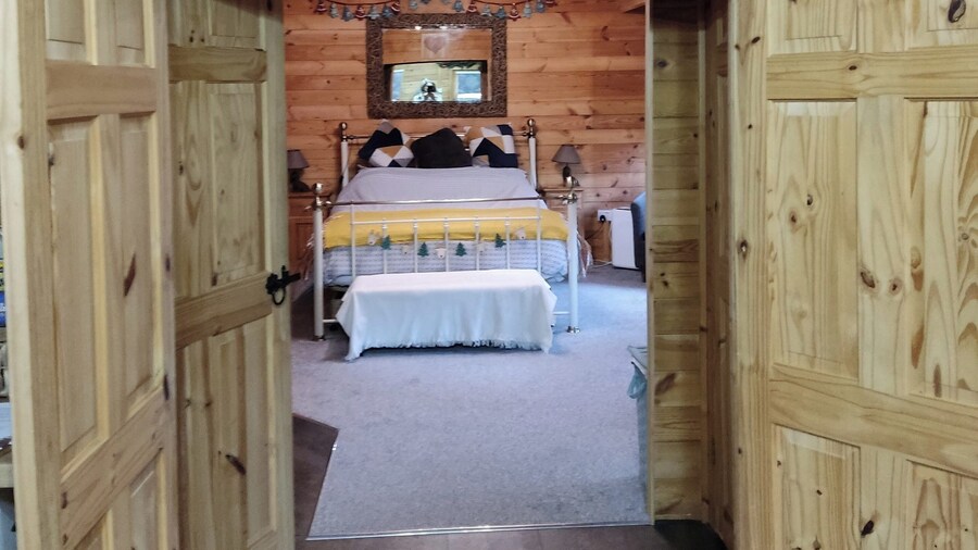 Forest Cabin Retreat - Sleeps 2 - Wifi & Garden