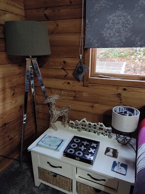 Interior - Forest Cabin Retreat - Sleeps 2 - Garden & Wifi (Fordingbridge)