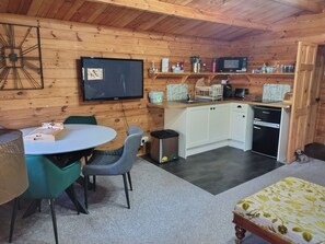 Dining - Forest Cabin Retreat - Sleeps 2 - Wifi & Garden (Fordingbridge)