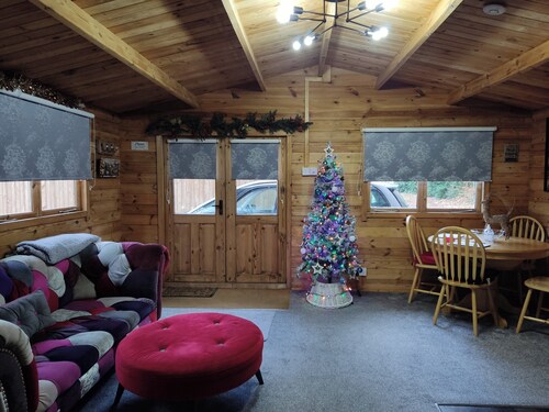 Forest Cabin Retreat - Sleeps 2 - Garden & Wifi