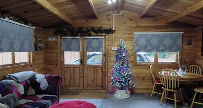 Forest Cabin Retreat - Sleeps 2 - Garden & Wifi