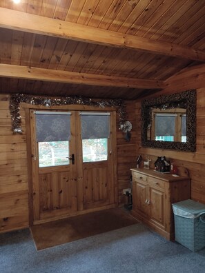 Interior - Forest Cabin Retreat - Sleeps 2 - Garden & Wifi (Fordingbridge)