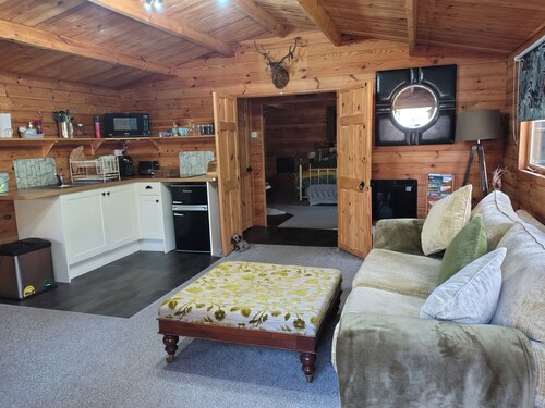 Forest Cabin Retreat - Sleeps 2 - Wifi & Garden