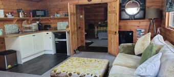Forest Cabin Retreat-sleeps 2-garden, Wifi, Trails