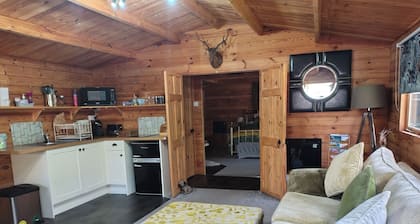 Forest Cabin Retreat - Sleeps 2 - Wifi & Garden
