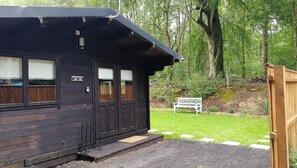 Property grounds - Forest Cabin Retreat - Sleeps 2 - Garden & Wifi (Fordingbridge)