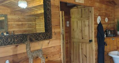 Forest Cabin Retreat-sleeps 2-garden, Wifi, Trails