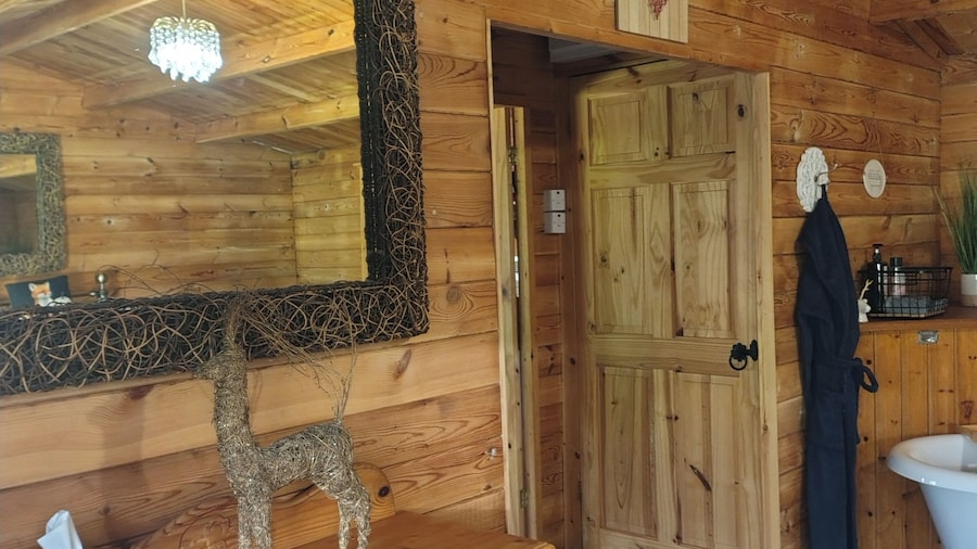Forest Cabin Retreat-sleeps 2-garden, Wifi, Trails