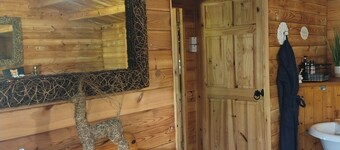 Forest Cabin Retreat-sleeps 2-garden, Wifi, Trails
