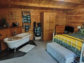 1 habitación, tabla de planchar con plancha, wifi gratis y ropa de cama 