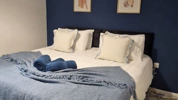 2 bedrooms, iron/ironing board, WiFi, bed sheets