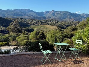Outdoor dining - Air-conditioned villa with views, swimming pool and outdoor entertainment area. (Figari)