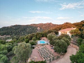 Exterior - Air-conditioned villa with views, swimming pool and outdoor entertainment area. (Figari)
