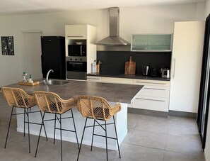 Fridge, microwave, oven, stovetop - Air-conditioned villa with views, swimming pool and outdoor entertainment area. (Figari)