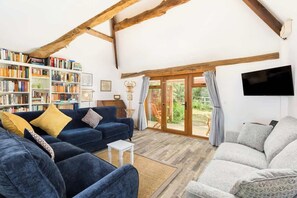 TV, fireplace, offices - Rural, Self-Contained 1Bed, The Writer's Retreat (Hampton Lucy)