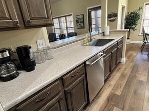 Fridge, microwave, oven, stovetop - Pet Friendly StoneBridge Village 3BR Fairway Golf View Sleeps 10 Screened Porch (Branson West)