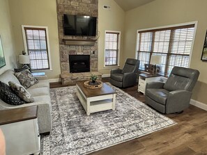 Smart TV, fireplace - Pet Friendly StoneBridge Village 3BR Fairway Golf View Sleeps 10 Screened Porch (Branson West)