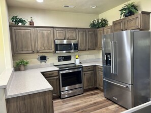 Refrigerador, microondas, horno y parrilla de estufa 
