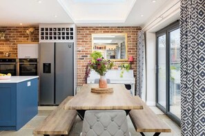 Dining - Large & Modern 4 Bed Family Home (Warwickshire)