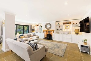 TV, offices - Large & Modern 4 Bed Family Home (Warwickshire)