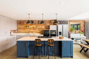 Fridge, microwave, oven, stovetop - Large & Modern 4 Bed Family Home (Warwickshire)