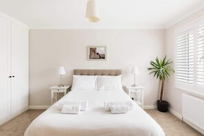 Tabla de planchar con plancha, wifi y ropa de cama 