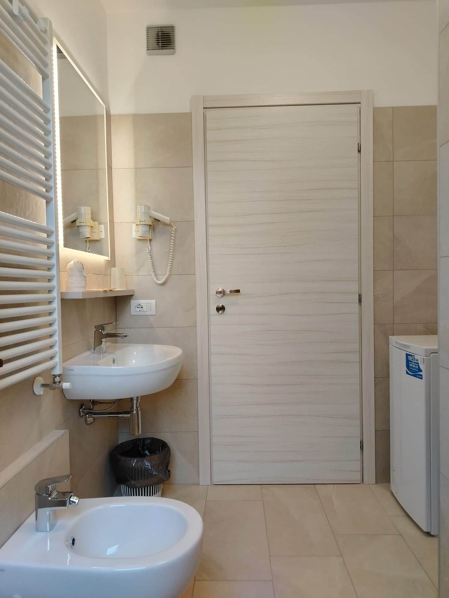 Dusche, Haartrockner, Bidet