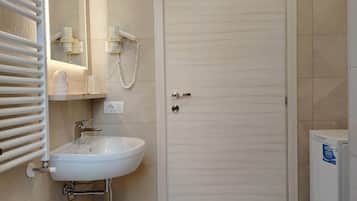 Douche, sĂšche-cheveux, bidet