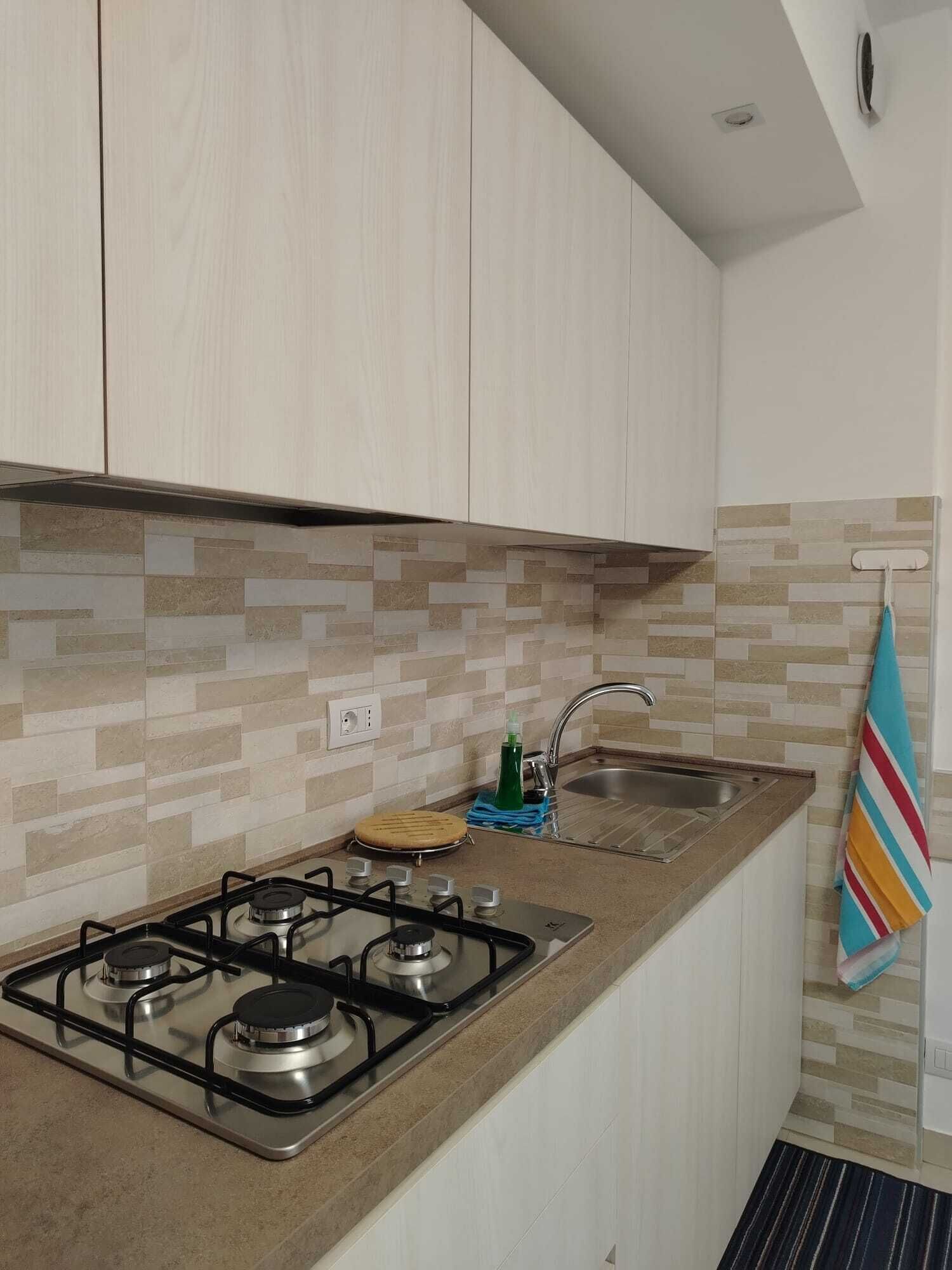 Refrigerador, microondas y parrilla de estufa 