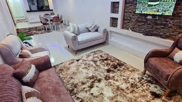 Appartement Deluxe, balcon, vue ville | Coin séjour