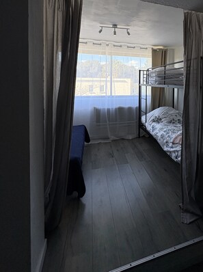 1 makuuhuone, silitysrauta/-lauta, internet, vuodevaatteet