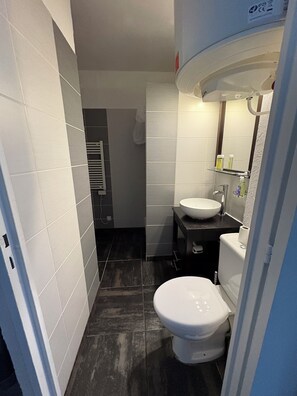 Hiustenkuivaaja, pyyhkeet, saippua, vessapaperi