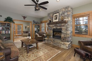 TV, fireplace - Autumn Trail - North Spanish Peaks (Big Sky)