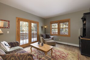 TV, fireplace - Autumn Trail - North Spanish Peaks (Big Sky)