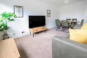 TV - Fantastic 2 Bedroom Apartment - close to Emirates (London)