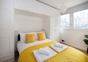 2 bedrooms, iron/ironing board, free WiFi - Fantastic 2 Bedroom Apartment - close to Emirates (London)