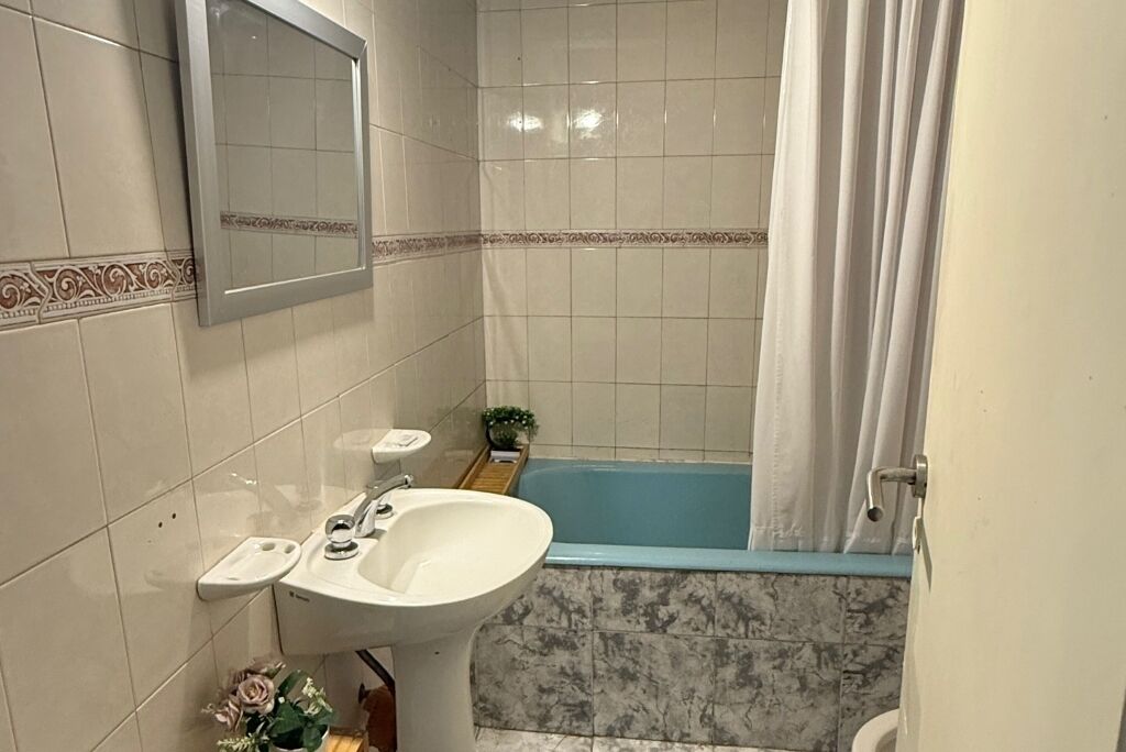 Bidet, serviettes fournies, savon, papier toilette