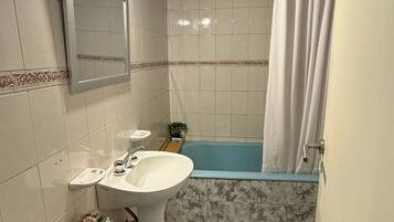 Bidet, serviettes fournies, savon, papier toilette