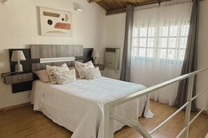 Tabla de planchar con plancha, internet y ropa de cama 