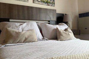 Tabla de planchar con plancha, internet y ropa de cama 