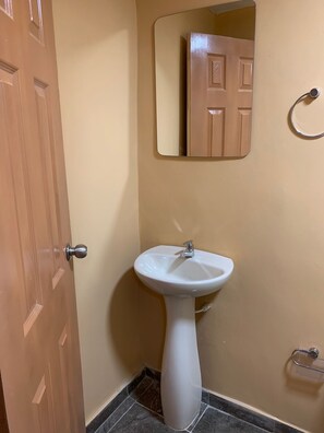 Serviettes fournies, savon, papier toilette