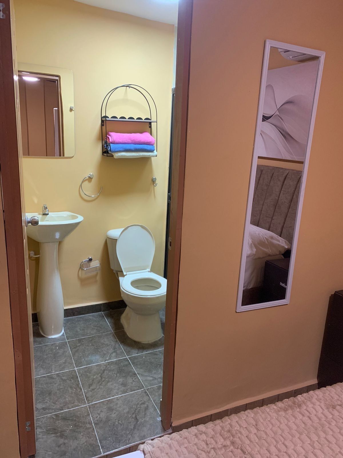 Serviettes fournies, savon, papier toilette